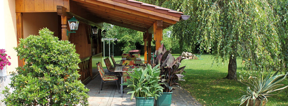 Überdachte Terrasse mit Blick in den Garten